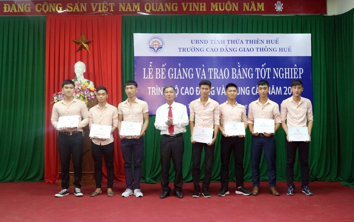 ThS. Nguyễn Đăng Thông – Bí thư Đảng ủy, Hiệu trưởng trao học bổng cho sinh viên khóa CD16