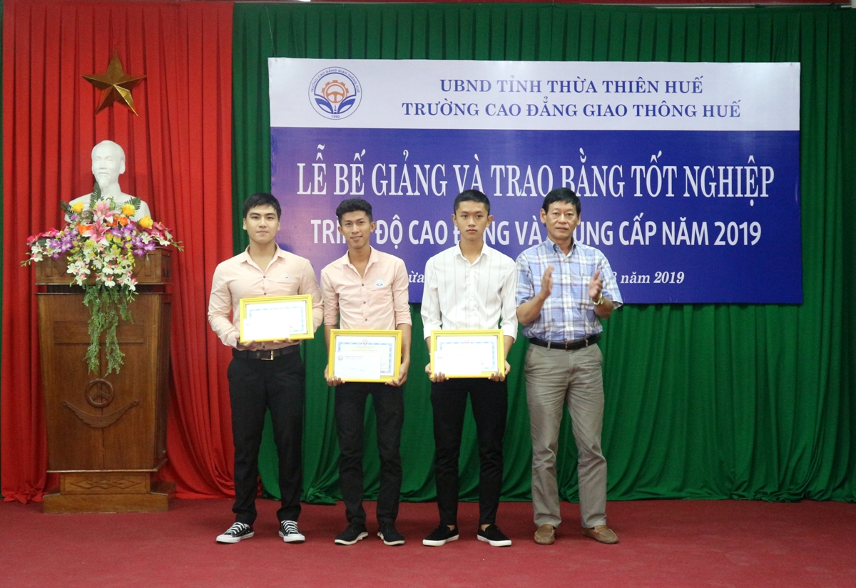 Thầy Lê Thành Ngữ – Phó Giám đốc Trung tâm GDNN-GDTX Hương Trà giấy khen và phần thưởng tốt nghiệp cho học sinh sinh viên 