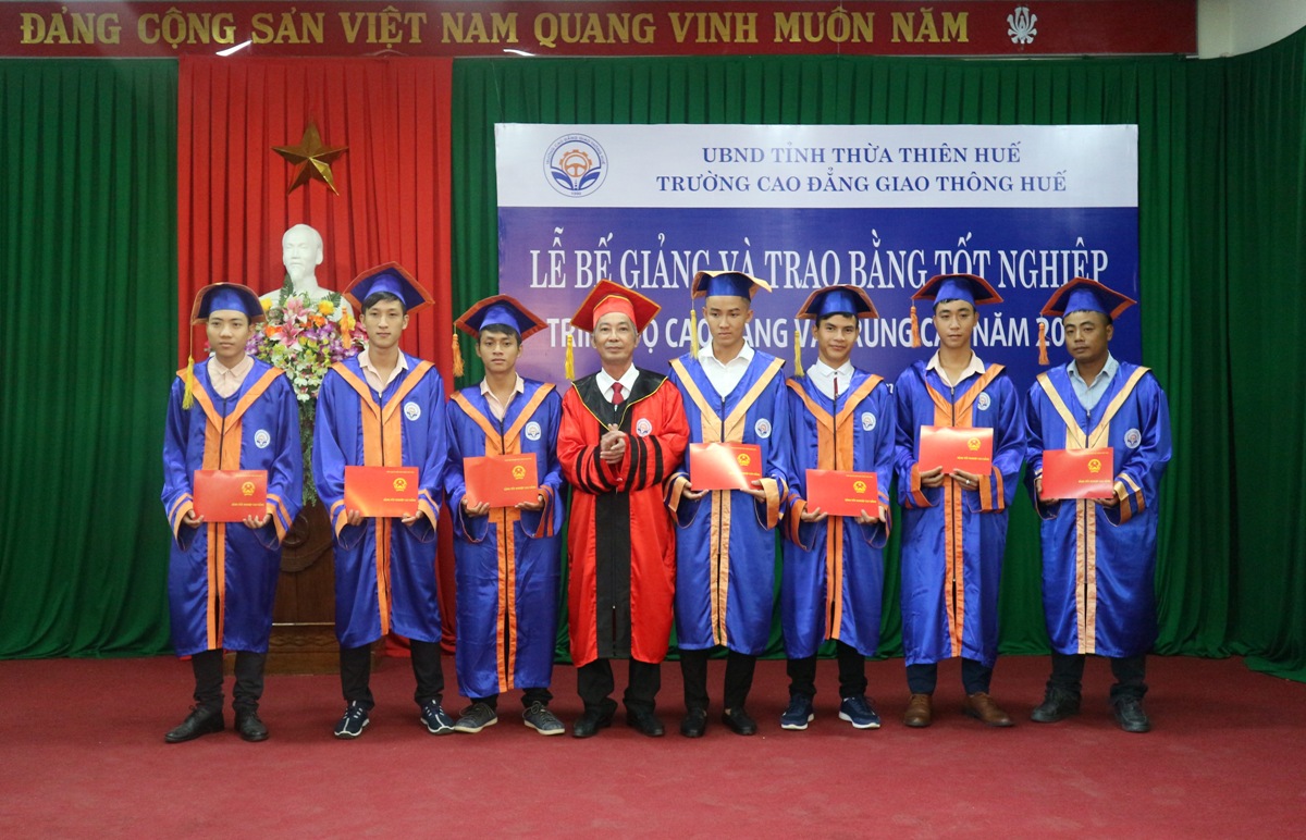 ThS. Nguyễn Đăng Thông – Bí thư Đảng ủy, Hiệu trưởng trao bằng tốt nghiệp cao đẳng cho sinh viên ngành Công nghệ Kỹ thuật giao thông