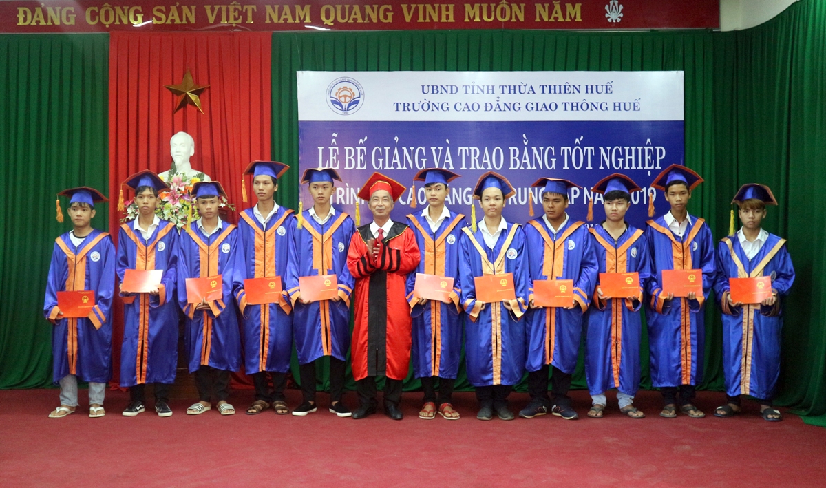 ThS. Nguyễn Đăng Thông – Bí thư Đảng ủy, Hiệu trưởng trao bằng tốt nghiệp trung cấp cho học sinh các lớp trung cấp khóa 13