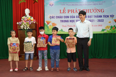 Lễ phát thưởng các cháu con của CBVC-LĐ đạt thành tích tốt trong học tập (Năm học 2021 - 2022)