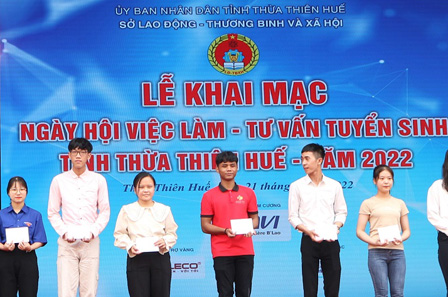 Trường CĐGT Huế tham gia ngày hội Việc làm - Tư vấn tuyển sinh tỉnh Thừa Thiên Huế - năm 2022